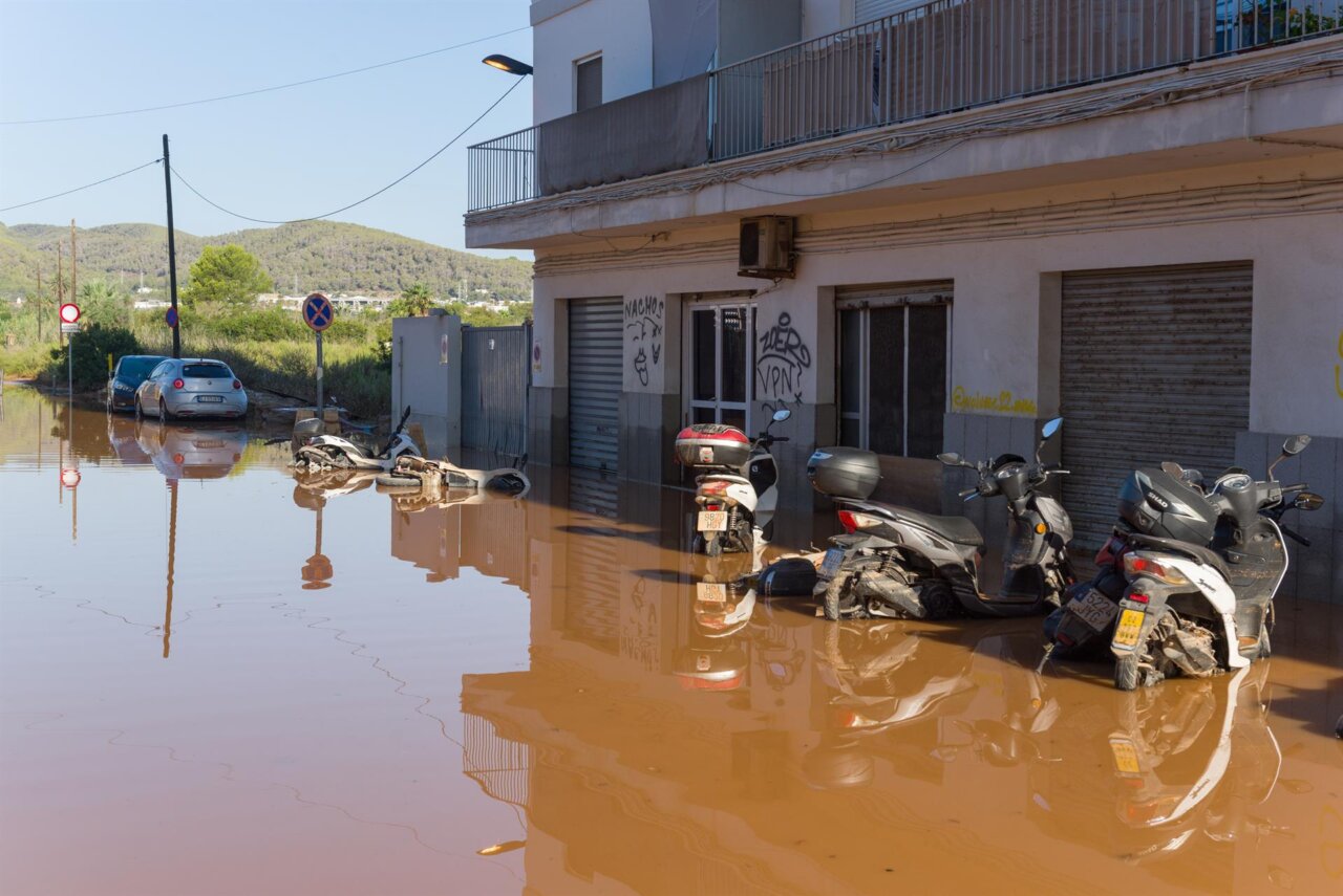 Inundaciones en Ibiza con vehículos sumergidos en agua
