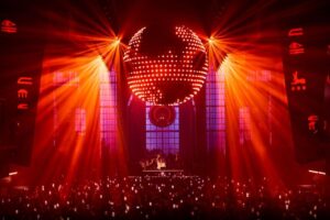 Jamie Jones actuando en UNVRS con luces rojas y una bola de discoteca