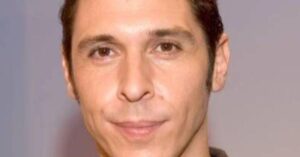 Retrato del actor Javier Manrique, conocido por su trabajo en televisión.