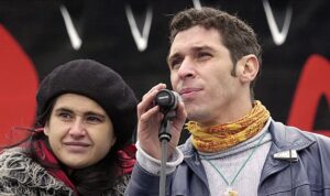 Javier Manrique hablando en un micrófono en un evento público.