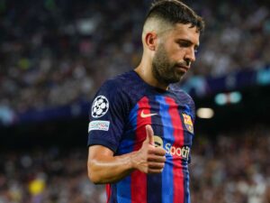 Jordi Alba mostrando un gesto de despedida en el campo de f&uacute;tbol