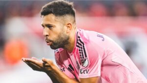 Jordi Alba en el Inter Miami durante un partido, mostrando emoción.