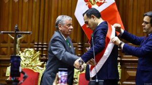 José Jerí asumiendo como presidente interino de Perú en el Congreso