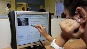 Joven realizando un examen teórico de conducir en la DGT