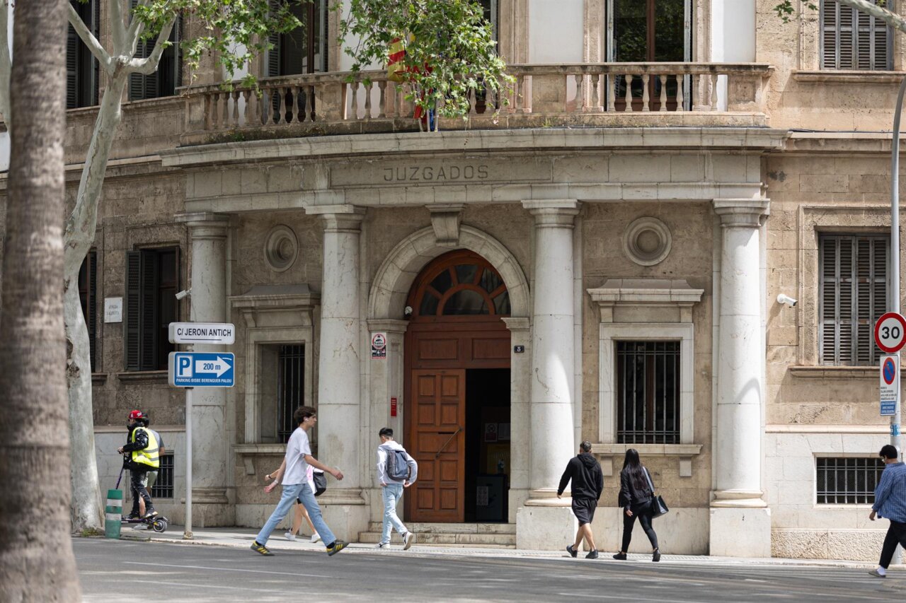 Edificio de juzgados en Baleares con personas caminando por la acera