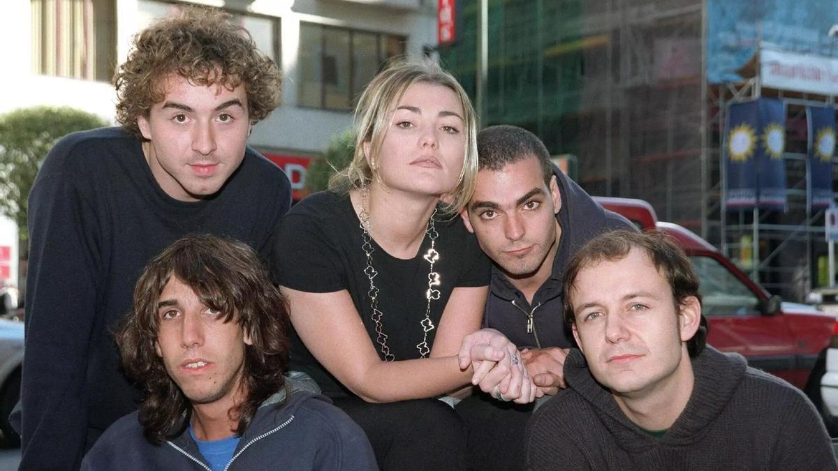 La Oreja de Van Gogh en una sesión fotográfica grupal