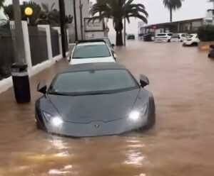Lamborghini Huracán atrapado en agua durante inundaciones en Ibiza