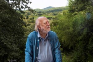 László Krasznahorkai, escritor húngaro, en un paisaje natural