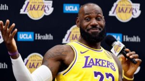 LeBron James en conferencia de prensa con camiseta de Los &Aacute;ngeles Lakers