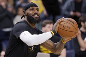 LeBron James sosteniendo un balón de baloncesto durante un entrenamiento