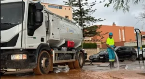 Cami&oacute;n de limpieza en las calles de Ibiza tras el temporal de lluvias