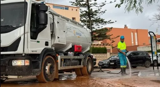 Camión de limpieza en las calles de Ibiza tras el temporal de lluvias