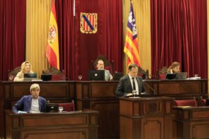 Lloren&ccedil; C&oacute;rdoba hablando en el Parlament de Formentera