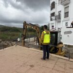 Hombre observando maquinaria de construcción en un día nublado