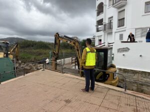 Hombre observando maquinaria de construcción en un día nublado