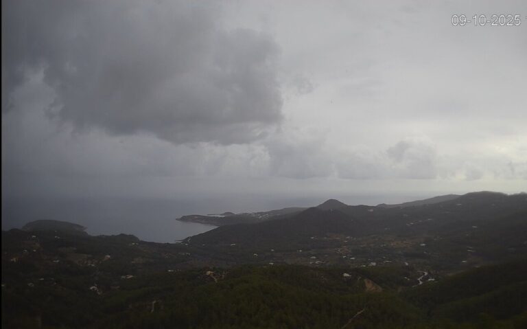 Vista de Cala Tarida con nubes y lluvia durante la DANA Alice en Ibiza