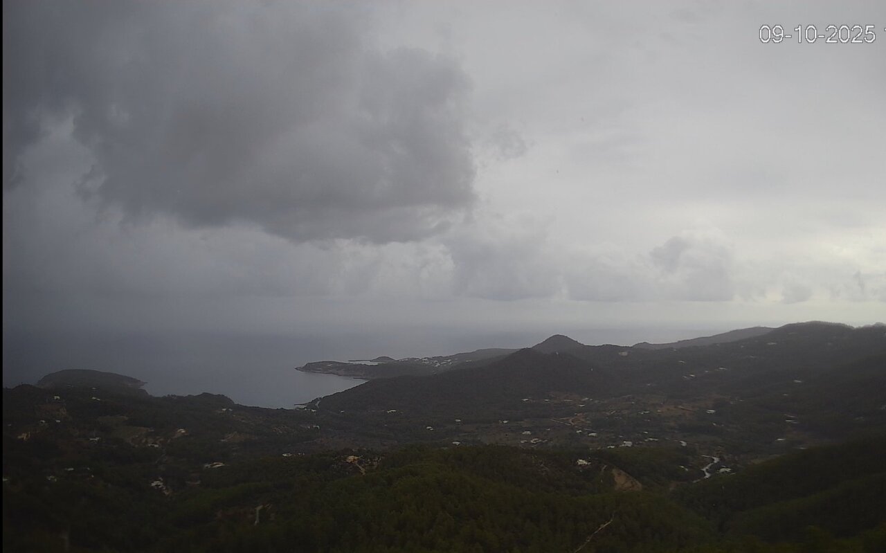 Vista de Cala Tarida con nubes y lluvia durante la DANA Alice en Ibiza