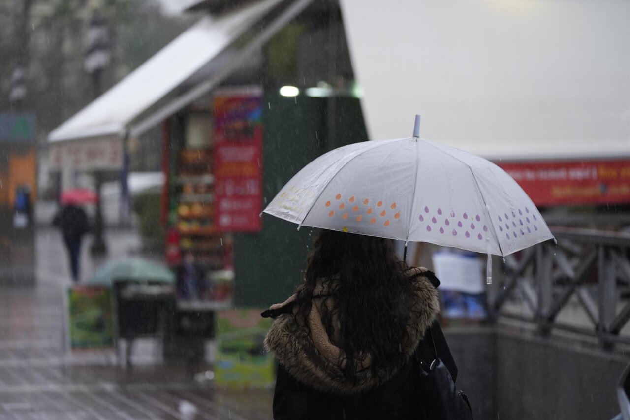 Persona con paraguas caminando bajo la lluvia en Ibiza