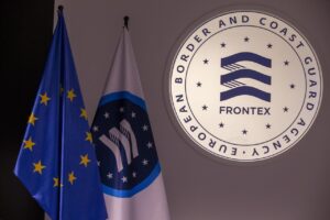 Logo de Frontex junto a banderas de la Unión Europea