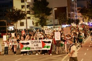 Manifestación en Eivissa con pancartas por Palestina.