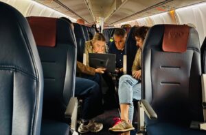Marga Prohens y equipo en avión durante tormenta en Ibiza