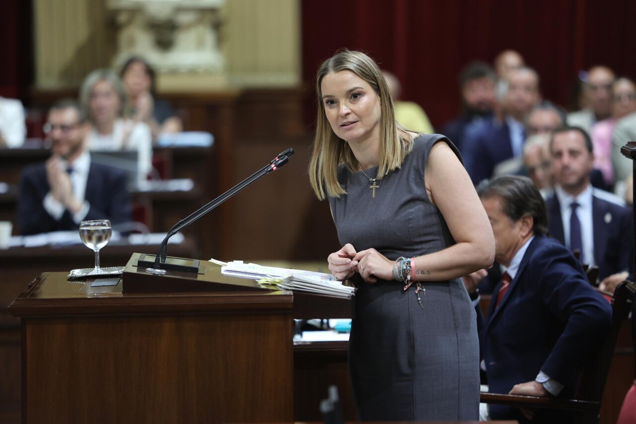 Marga Prohens hablando en el Parlamento durante el Debate de Política General