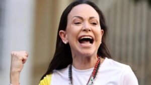 María Corina Machado celebrando con entusiasmo tras recibir el Nobel de la Paz 2025.