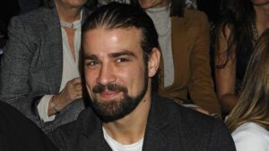 Mario Biondo en un evento, con una sonrisa y barba.