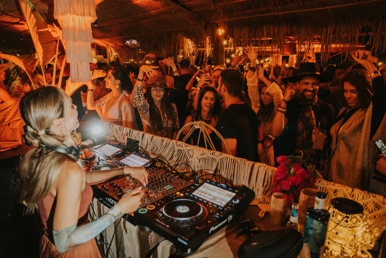 DJ actuando en Beachouse Ibiza. Archivo