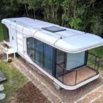 Vista exterior de una microcasa cápsula moderna y sostenible