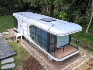 Vista exterior de una microcasa cápsula moderna y sostenible