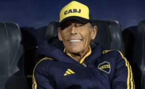 Miguel Ángel Russo sonriendo en un banquillo de fútbol