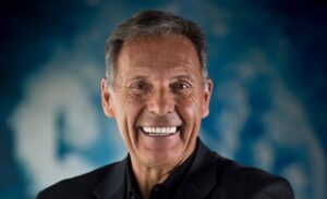 Miguel Ángel Russo, entrenador de fútbol argentino, sonriente en una foto reciente.