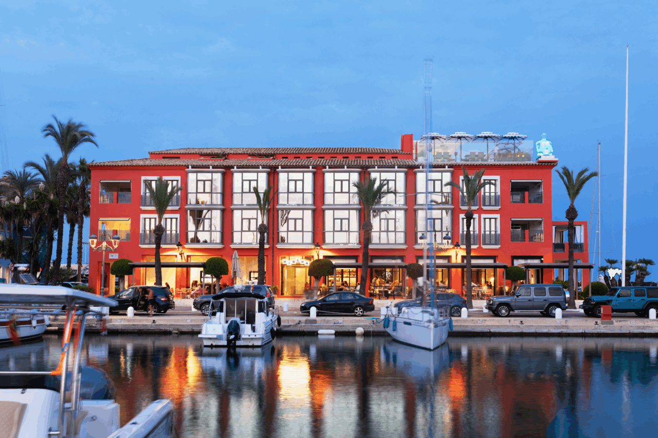 Vista del hotel MiM Sotogrande junto al puerto deportivo