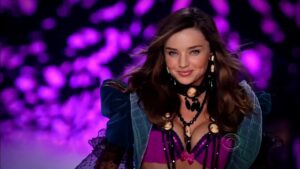 Miranda Kerr desfilando en el Victoria's Secret Fashion Show con una sonrisa encantadora