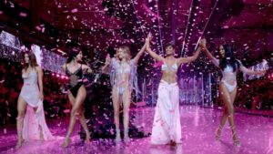 Modelos desfilando en el Victoria's Secret Fashion Show con confeti