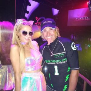 Mojitoman posando con Paris Hilton en una fiesta en Ibiza