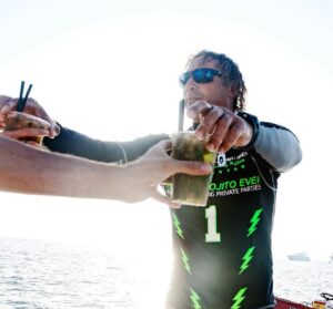 Mojitoman entregando mojitos en el mar a clientes en Ibiza.