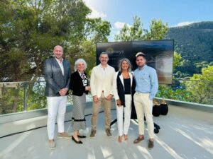 Grupo de personas en el hotel Mondrian Ibiza durante un evento de turismo.