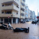 Motos volcadas en una calle inundada de Ibiza tras fuertes lluvias.