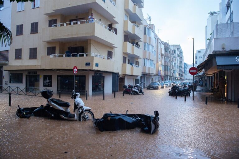 Motos volcadas en una calle inundada de Ibiza tras fuertes lluvias.