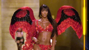 Naomi Campbell desfilando con alas en el Victoria's Secret Fashion Show