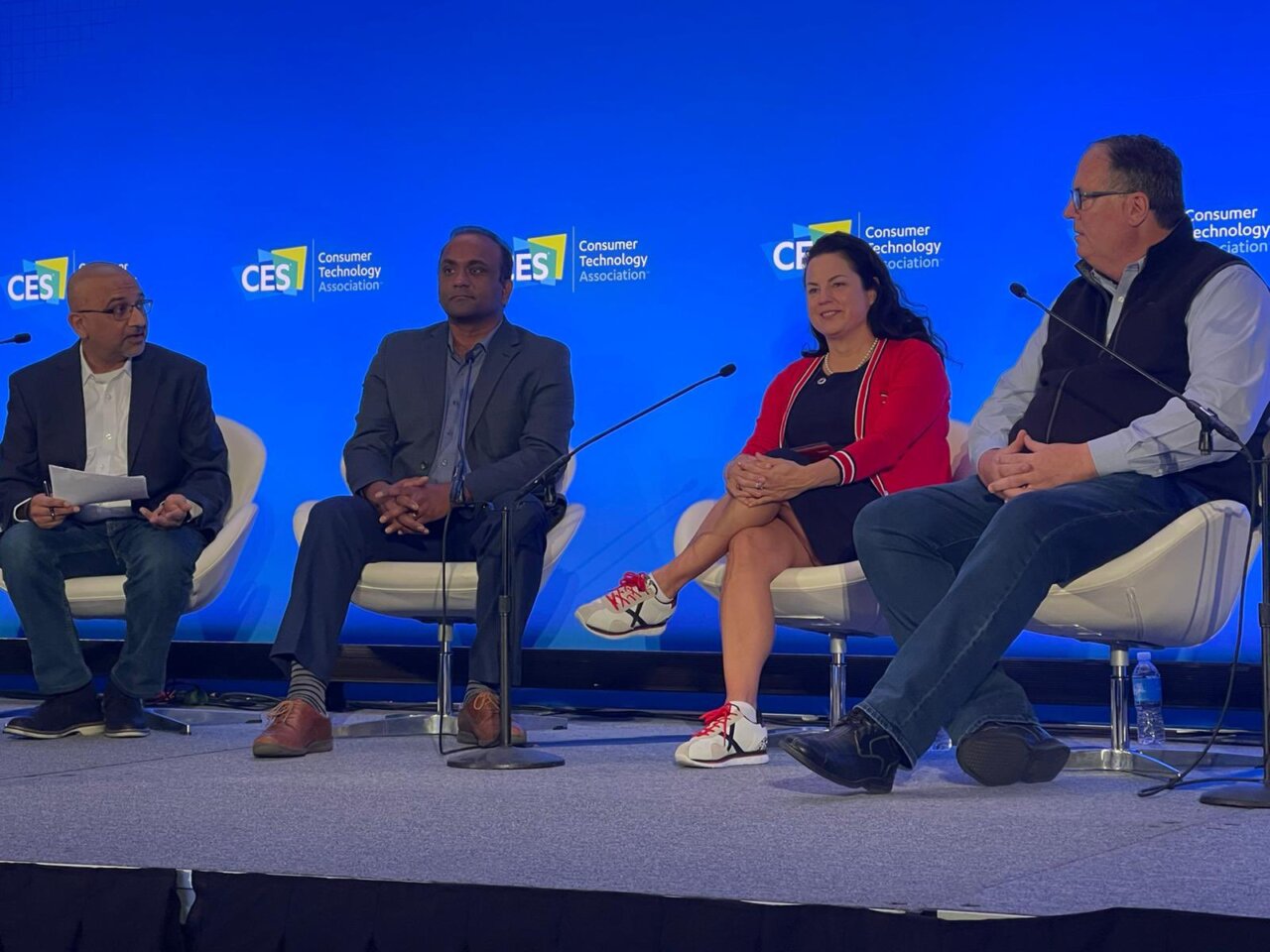 Natalia junto a otros conferencistas. ARCHIVO X