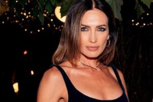 Nieves Álvarez posando con un vestido elegante en un evento