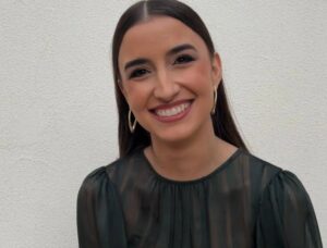 Carmen Prades Gil, Fallera Mayor de Valencia 2026, sonriente en un evento.