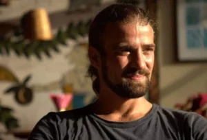 Retrato de Mario Biondo con una sonrisa en un ambiente relajado.