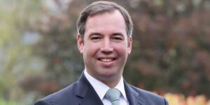 Retrato del nuevo gran duque de Luxemburgo sonriendo en un entorno natural