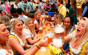 Grupo de personas celebrando en el Oktoberfest con cervezas en mano