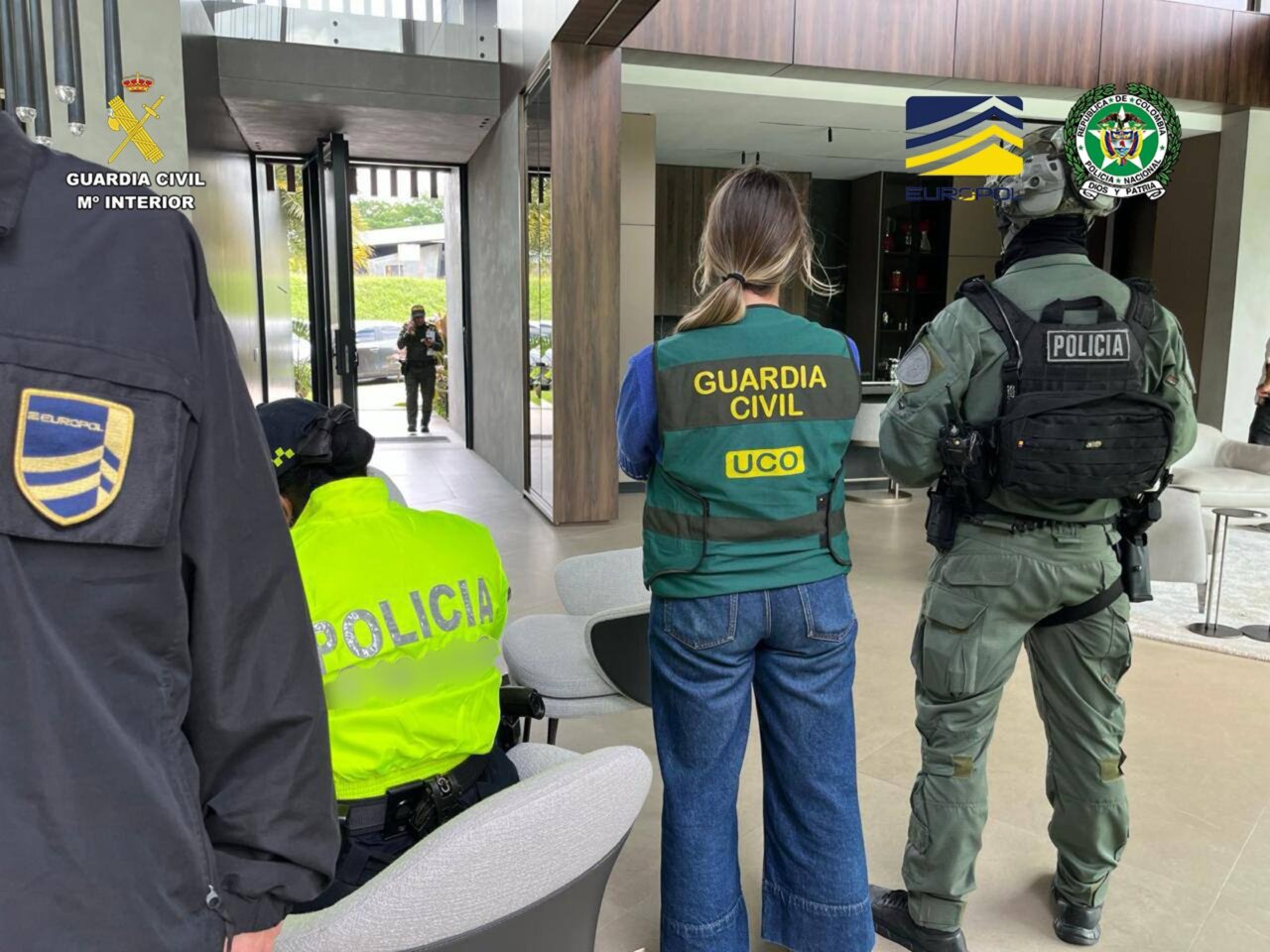 Agentes de la Guardia Civil y Policía de Colombia en operativo conjunto en Ibiza.