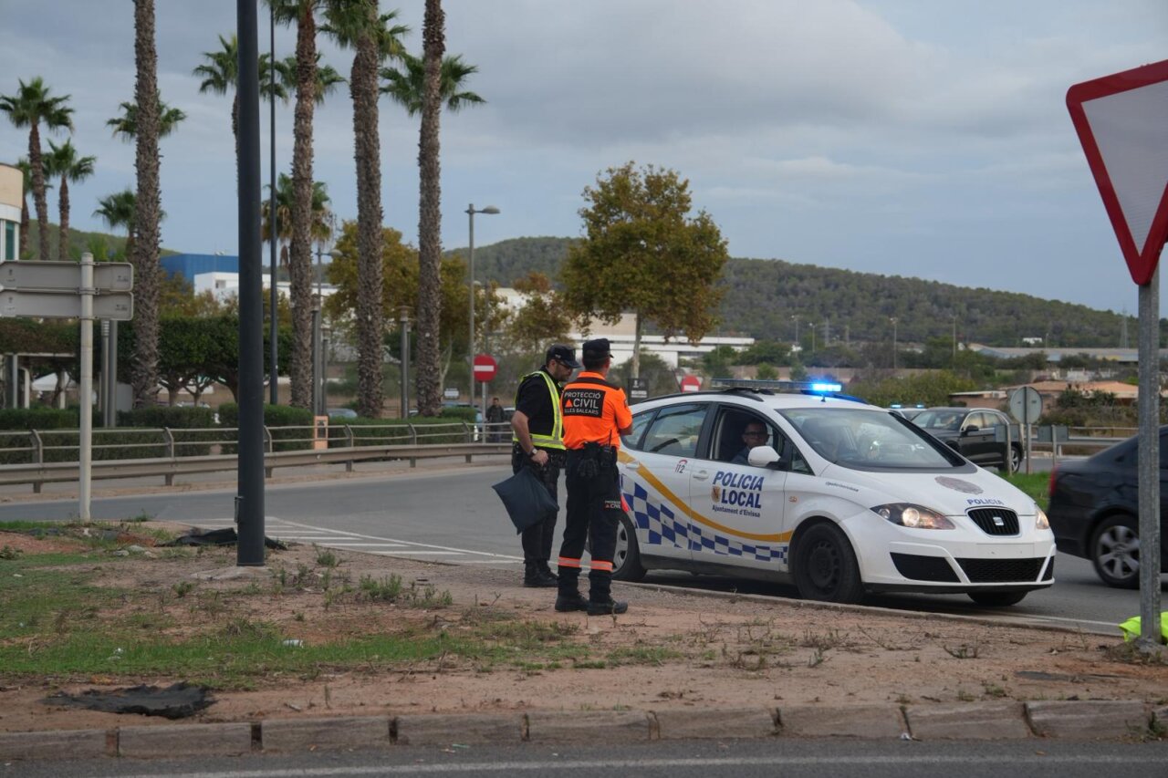 Policía local y Protección Civil en operativo de emergencia en Ibiza
